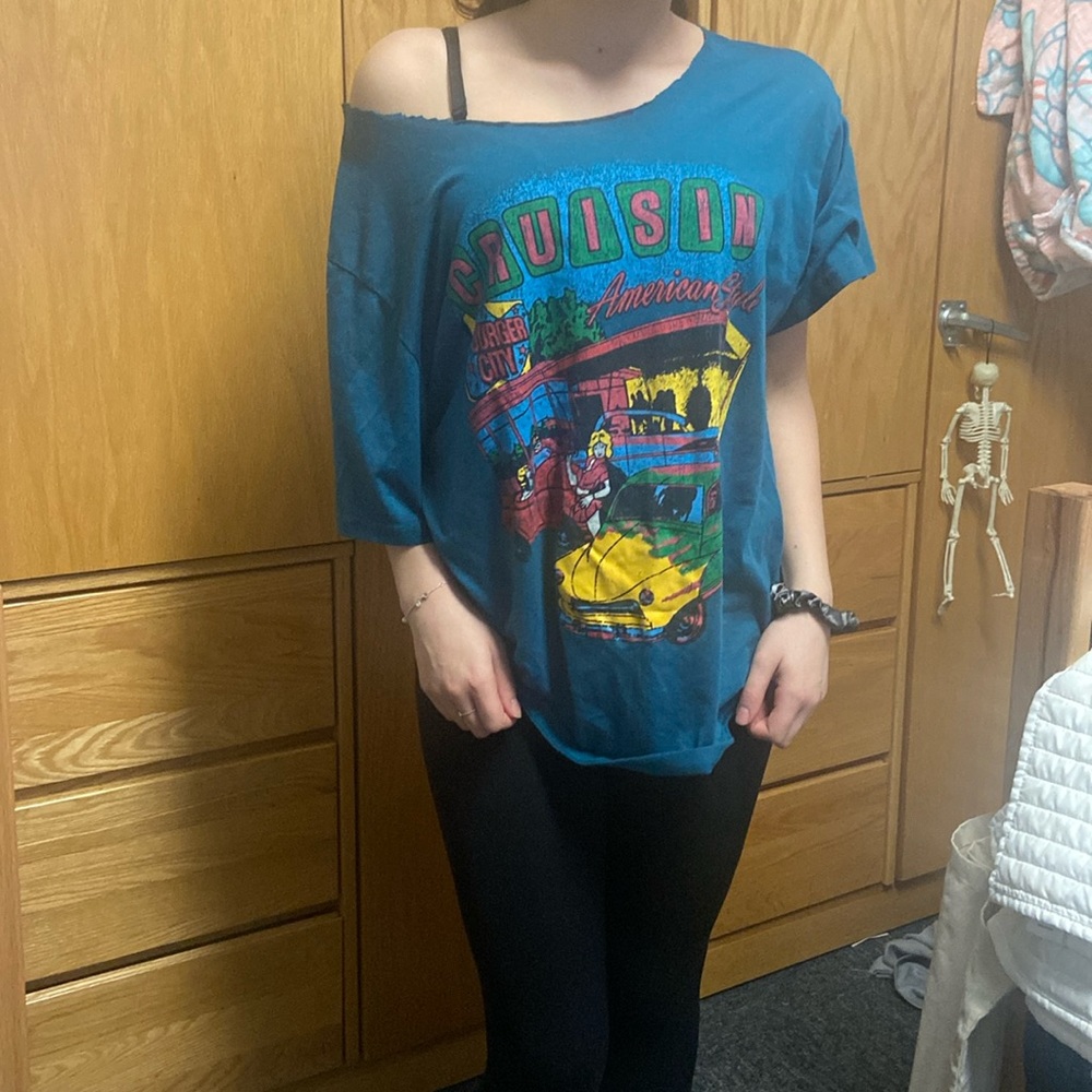Super super soft, comfy off the shoulder graphic tee